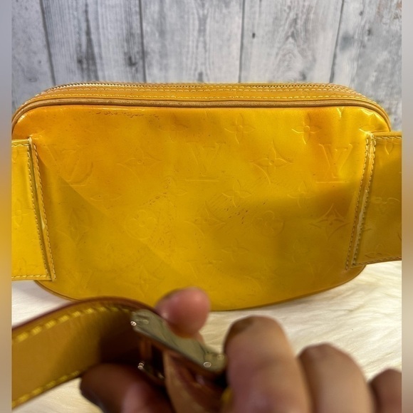 LOUIS VUITTON vernis beltbag / bumbag in mustard - Picture 4 of 17